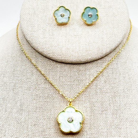 NWOT 18k Gold Plated, stainless steel light blue mother of pearl clover set - Picture 9 of 10